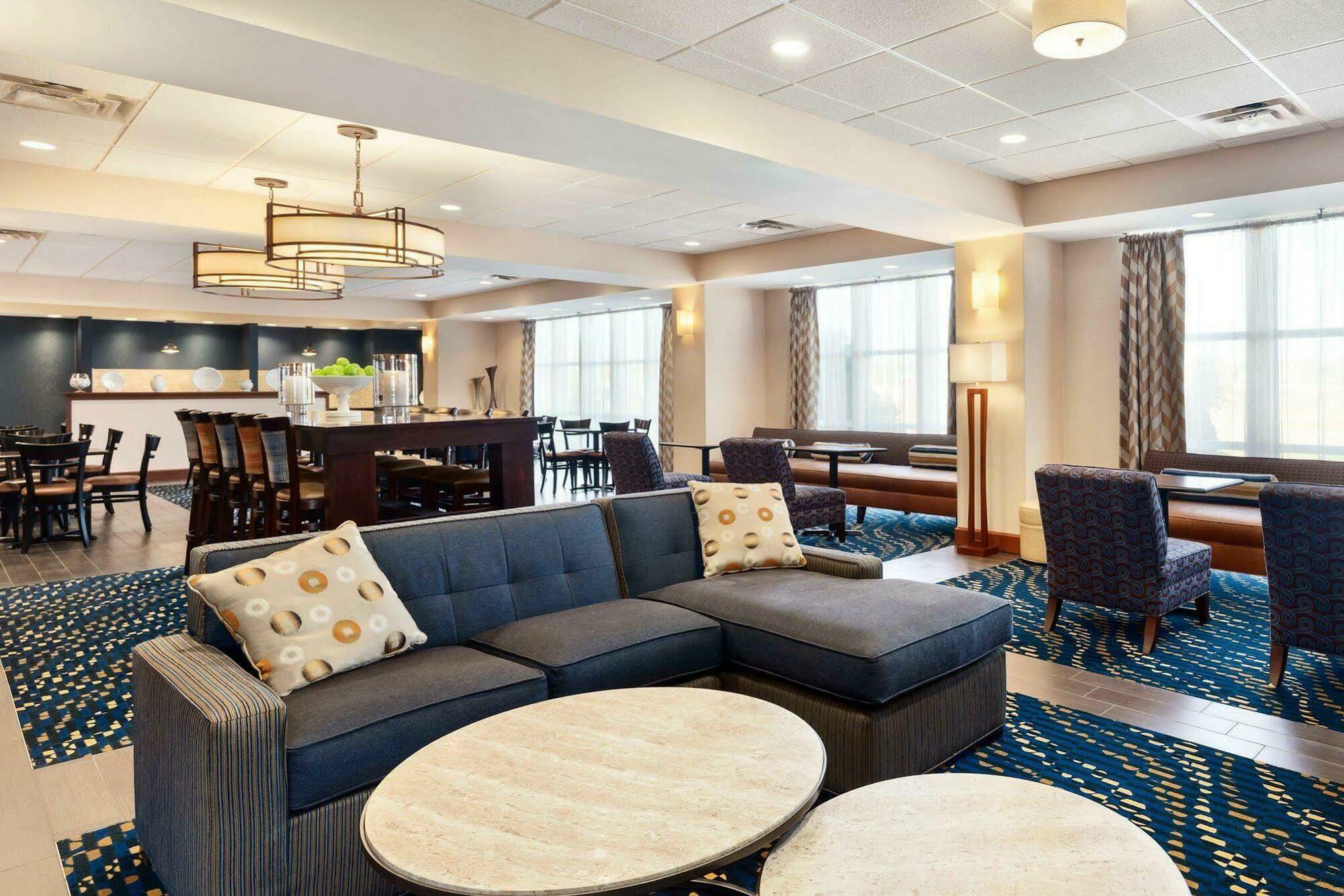 Hampton Inn Watertown Exteriör bild